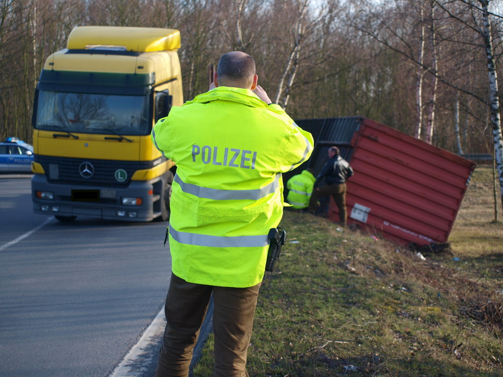 LKW verliert Container Koeln Niehler Ei P040.JPG